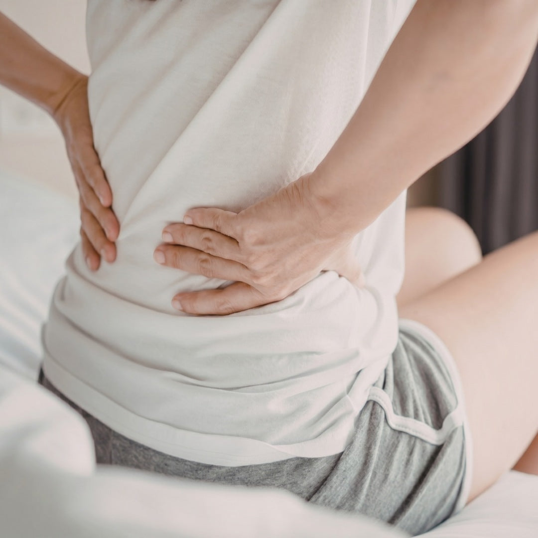 personne se tenant le bas du dos, lombalgie chronique douleur persistante quotidien Image