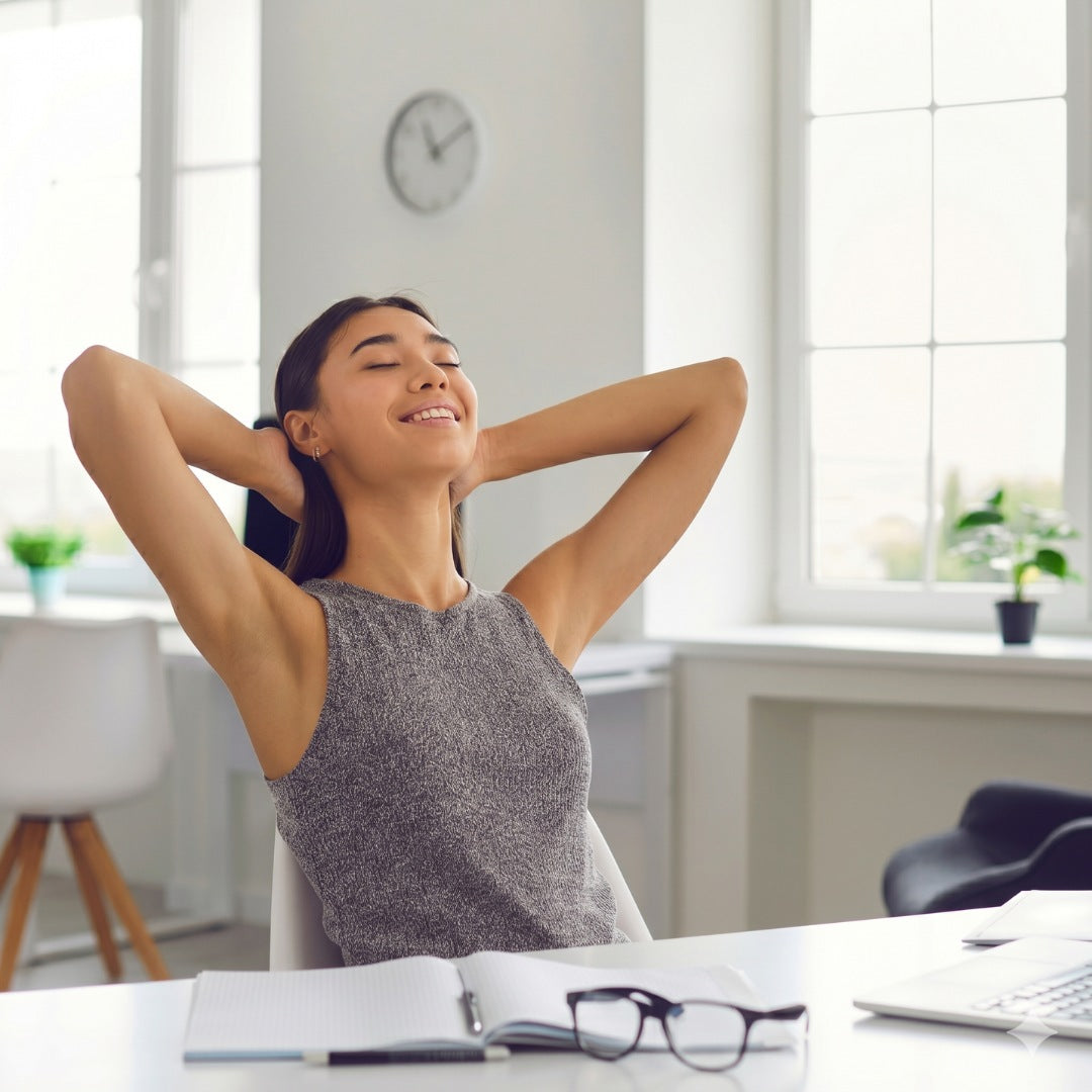personne s'étirant la nuque au bureau, tensions télétravail soulagement Image