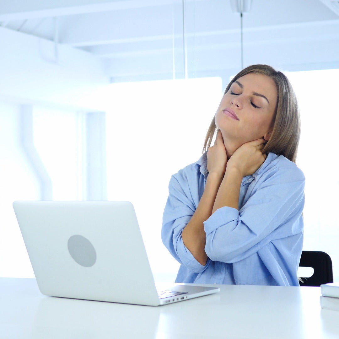femme se tenant la nuque au bureau, tensions cervicales quotidiennes Image