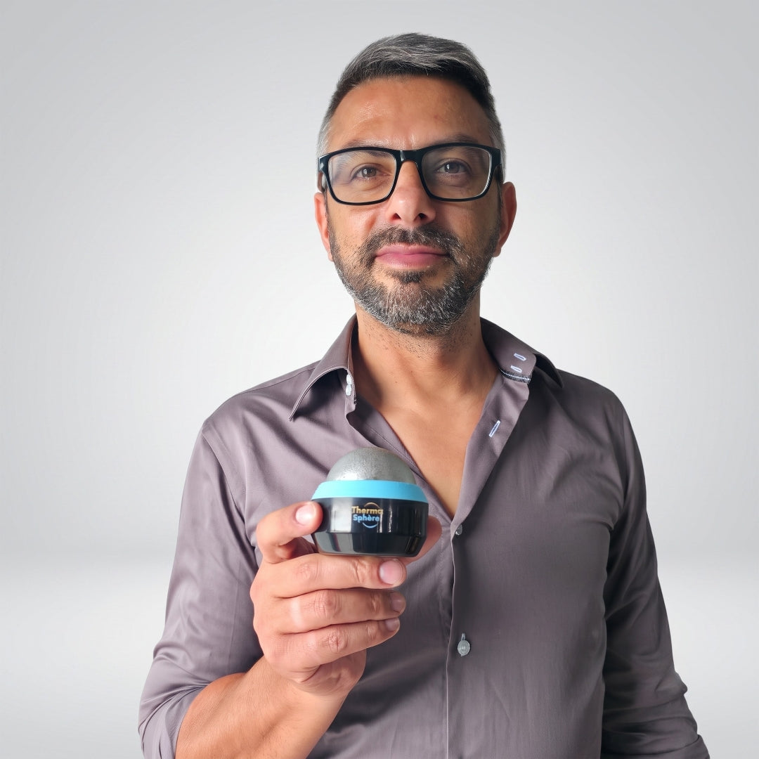 Fondateur de Thermasphère tenant la balle de massage 3-en-1 chaud et froid en inox, solution pour soulager les tensions musculaires au quotidien Image
