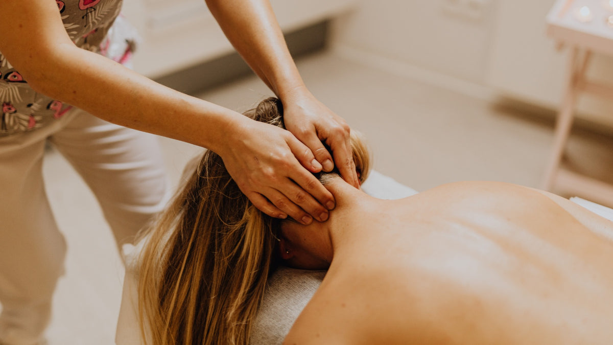 Personne qui effectue un massage ciblé sur les cervicales d'une autre personne Image