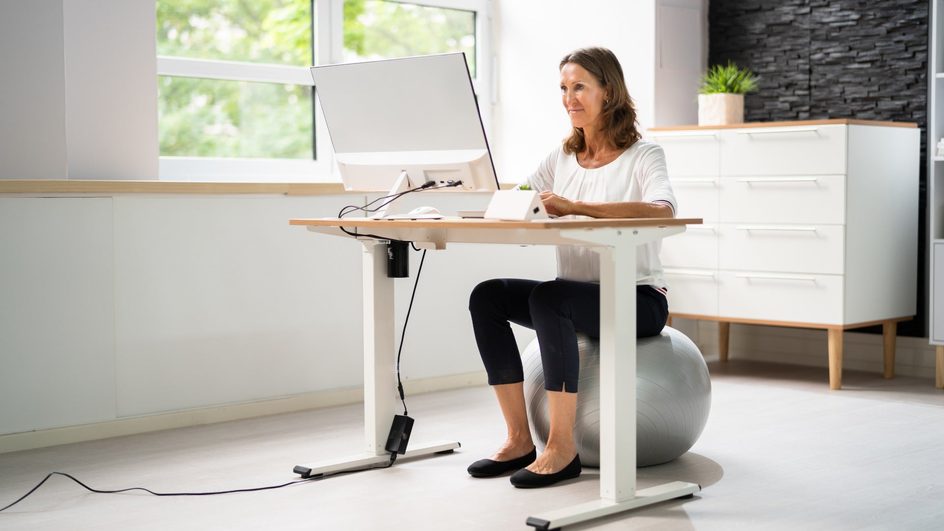 personne assise avec une bonne posture au bureau, prévention des douleurs lombaires Image