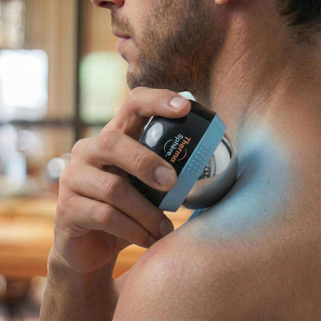 Homme utilisant la balle de massage Thermasphère sur le trapèze pour soulager les tensions musculaires Image