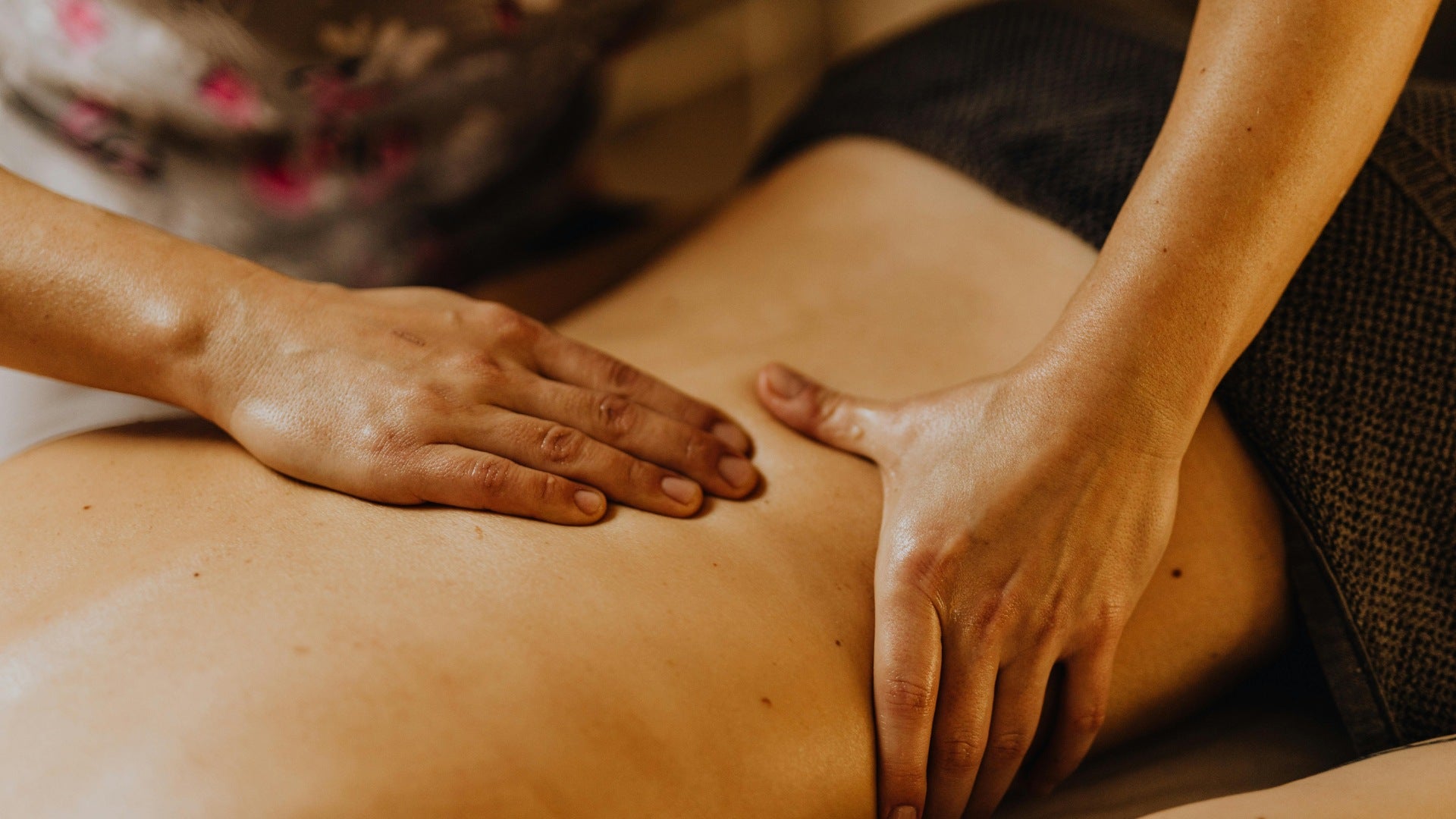 Personne qui effectue un massage ciblé en bas du dos pour soulager les lombaires et défaire les noeuds Image