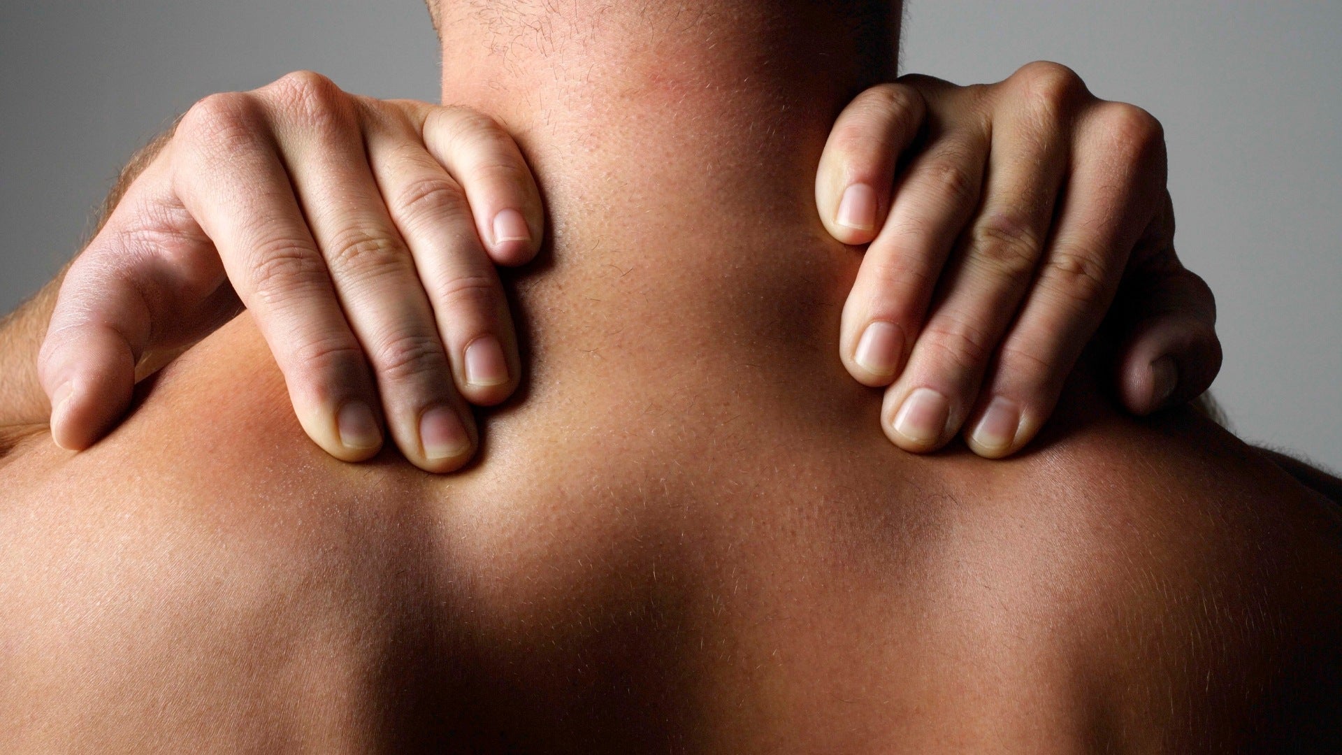 personne pratiquant un auto-massage de la nuque et des trapèzes à la maison Image