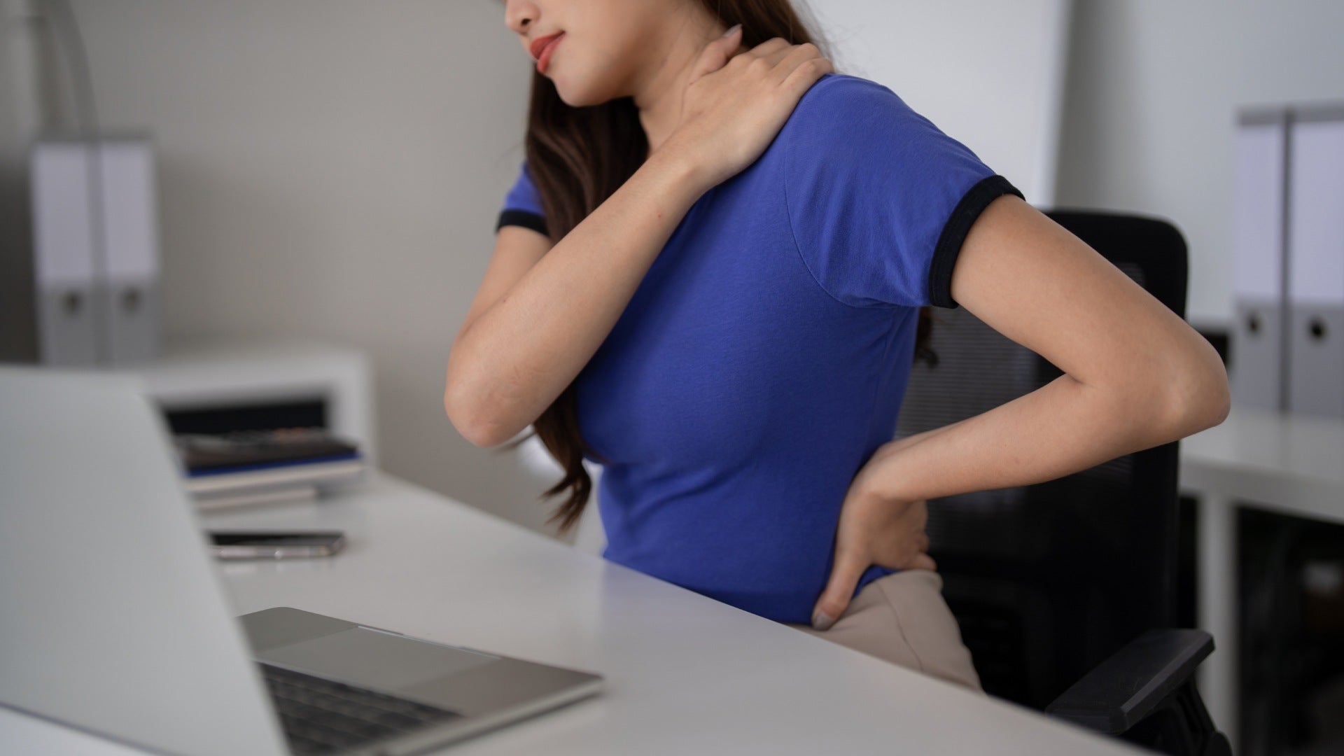 personne dont l'épaule remonte sous l'effet du stress, signal de tension musculaire Image