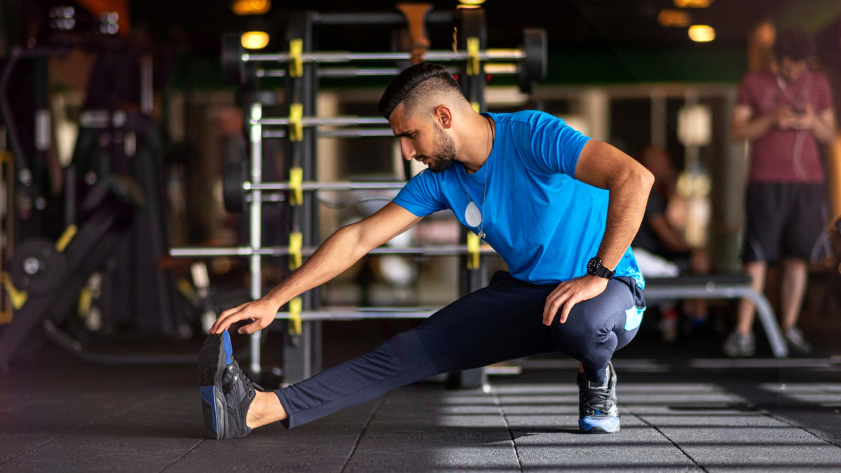 sportif effectuant un étirement doux des jambes après l'effort, retour au calme Image