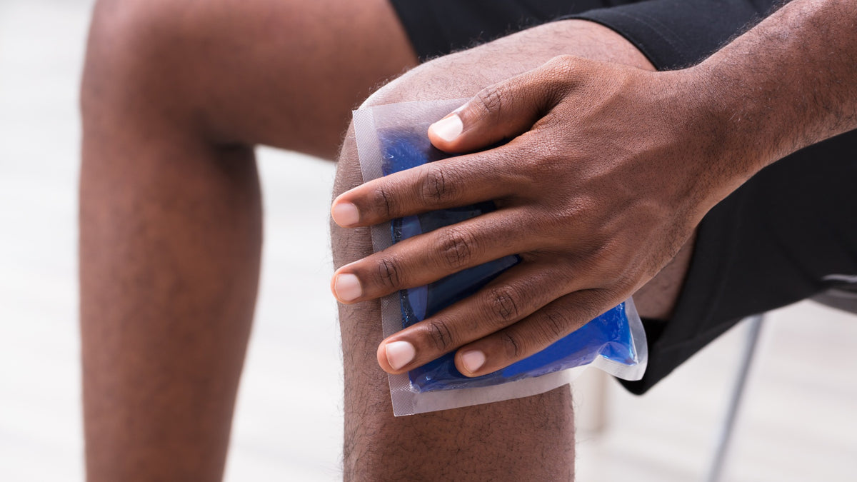 sportif appliquant une compresse froide sur les mollets après l'effort, cryothérapie maison Image