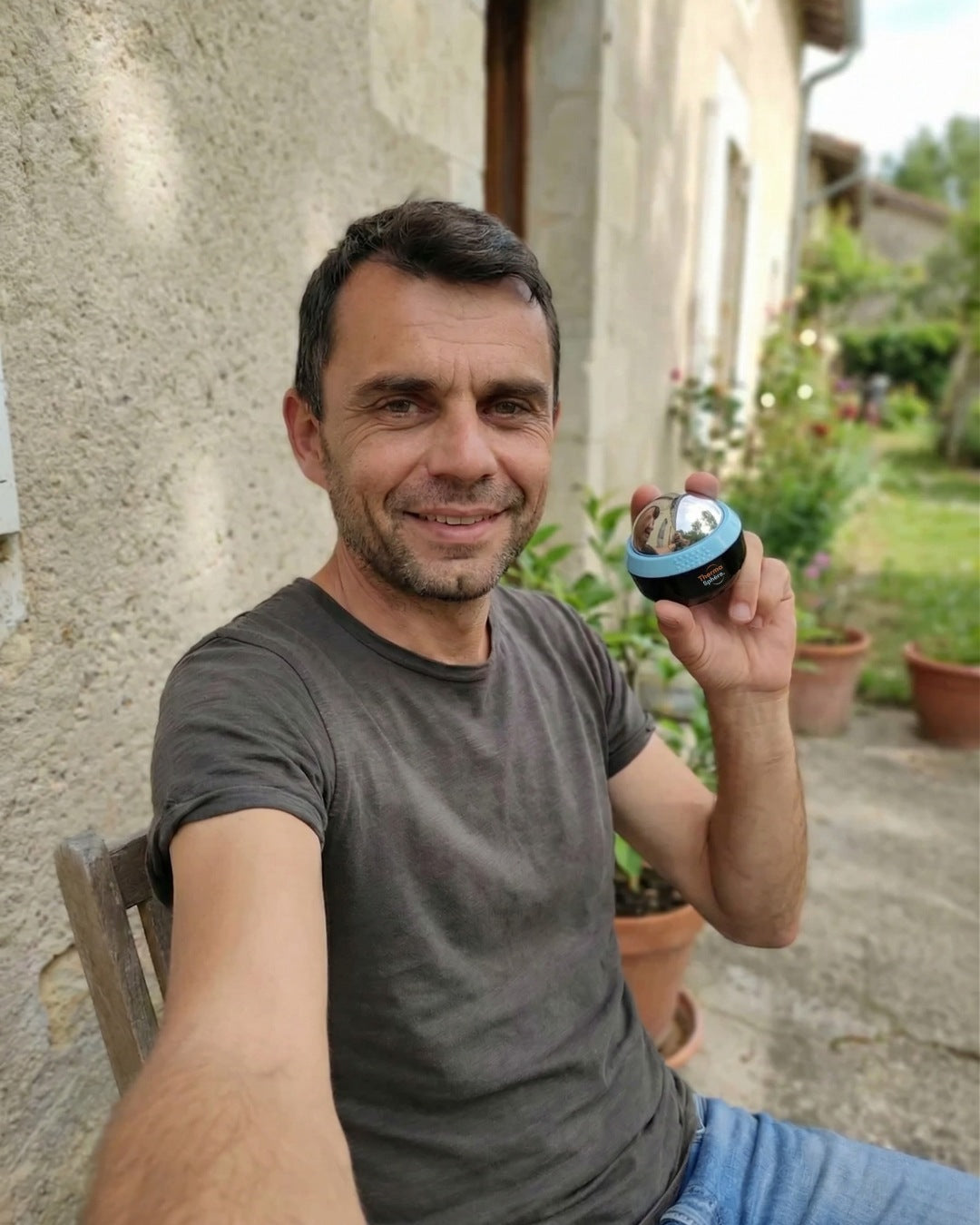 Avis client Thermasphère avec Julien, 47 ans, tenant sa balle de massage chaud froid Image