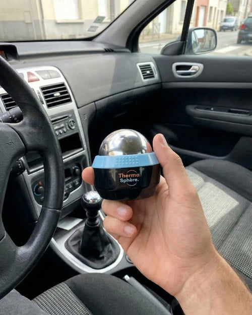 Avis client Thermasphère avec Julien F. tenant sa balle de massage chaud froid en voiture