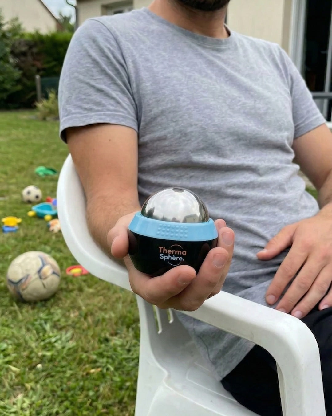 Avis client Thermasphère avec Lucas, 38 ans, tenant sa balle de massage chaud froid à domicile Image