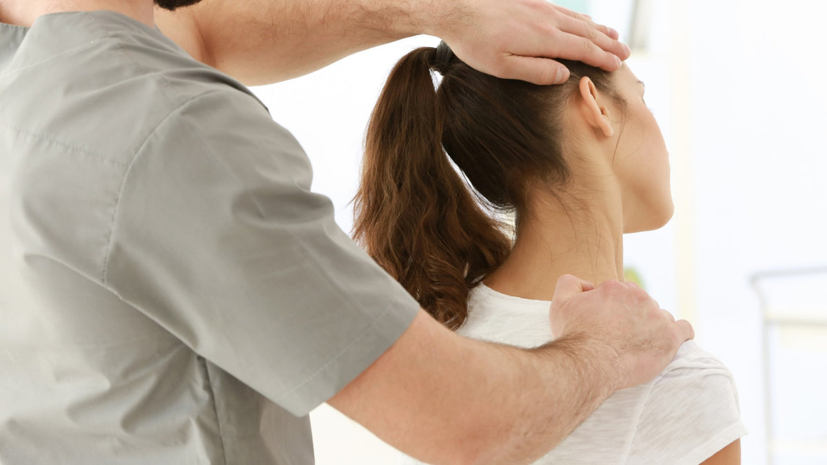 kinésithérapeute examinant la nuque d'un patient, consultation tensions cervicales Image