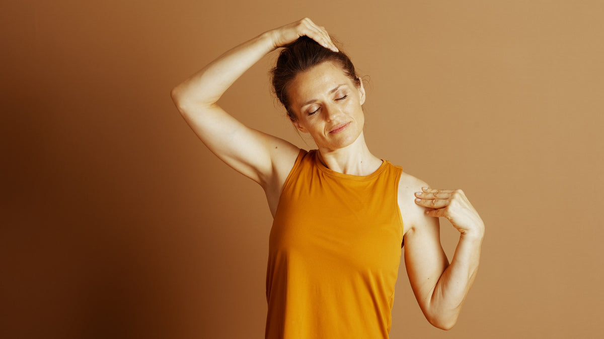femme effectuant un étirement latéral doux du cou pour soulager les tensions cervicales Image